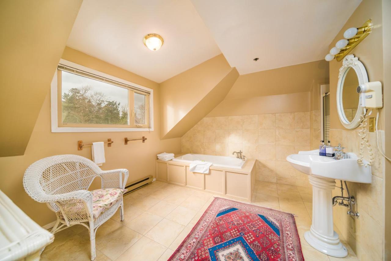 Dashwood Manor Seaside Bed & Breakfast Виктория Экстерьер фото