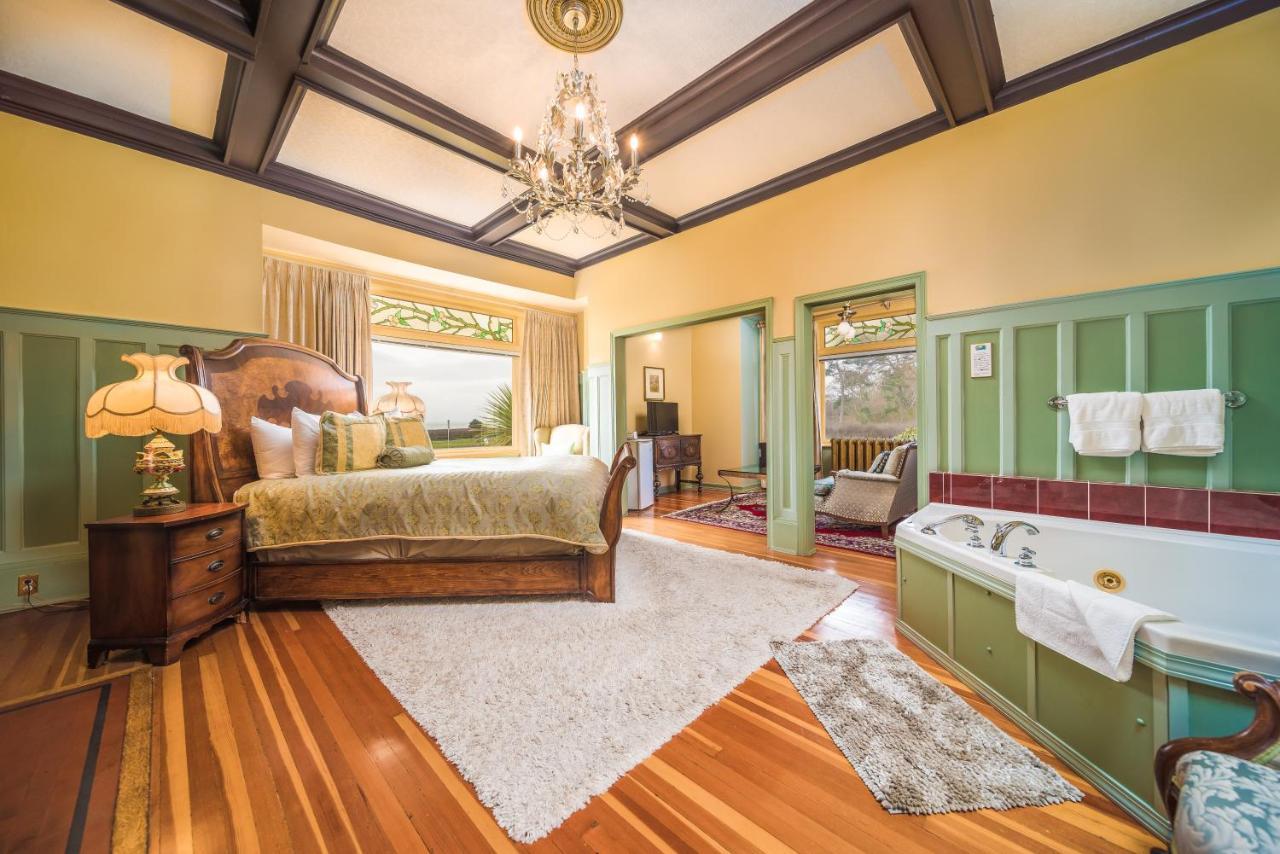 Dashwood Manor Seaside Bed & Breakfast Виктория Экстерьер фото