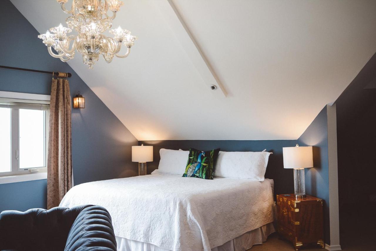 Dashwood Manor Seaside Bed & Breakfast Виктория Экстерьер фото