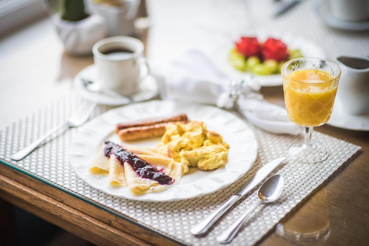 Dashwood Manor Seaside Bed & Breakfast Виктория Экстерьер фото