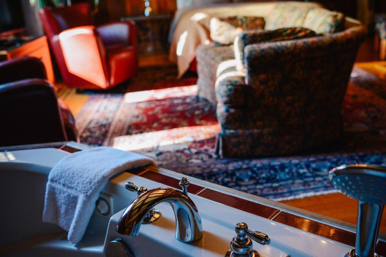Dashwood Manor Seaside Bed & Breakfast Виктория Экстерьер фото