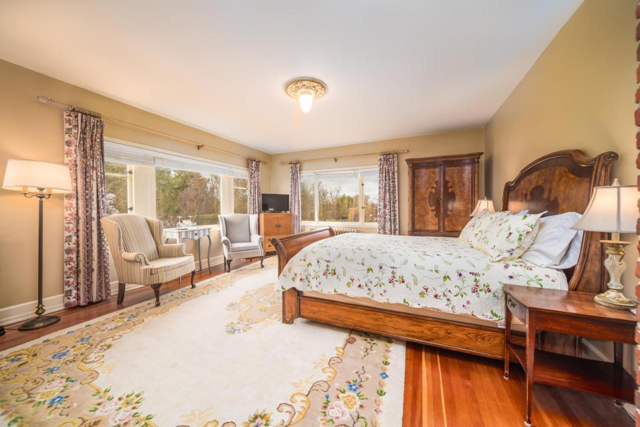 Dashwood Manor Seaside Bed & Breakfast Виктория Экстерьер фото