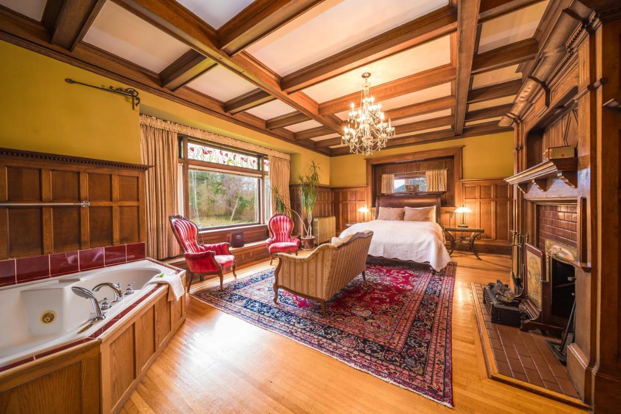 Dashwood Manor Seaside Bed & Breakfast Виктория Экстерьер фото