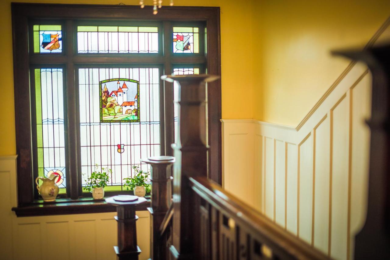 Dashwood Manor Seaside Bed & Breakfast Виктория Экстерьер фото
