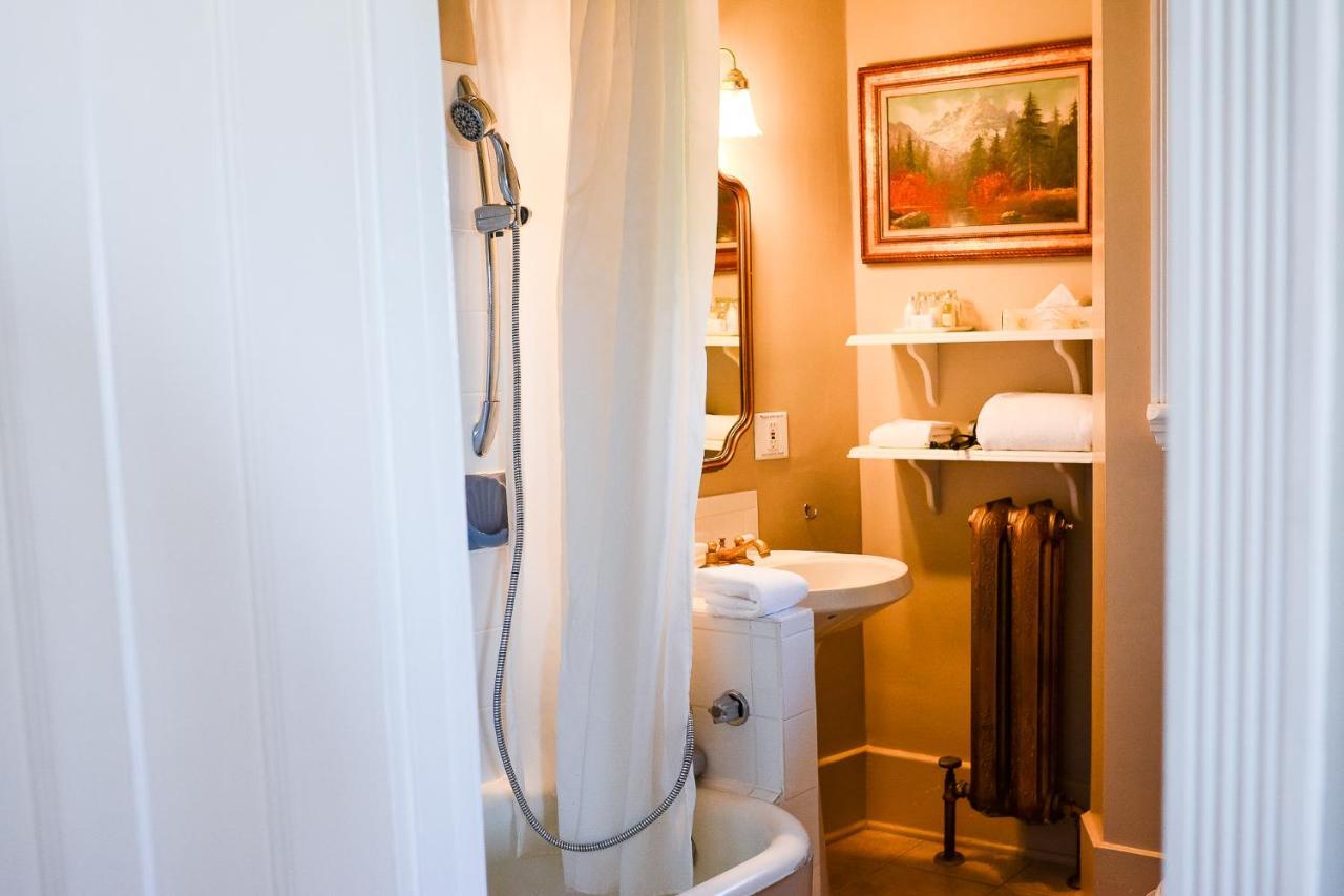 Dashwood Manor Seaside Bed & Breakfast Виктория Экстерьер фото