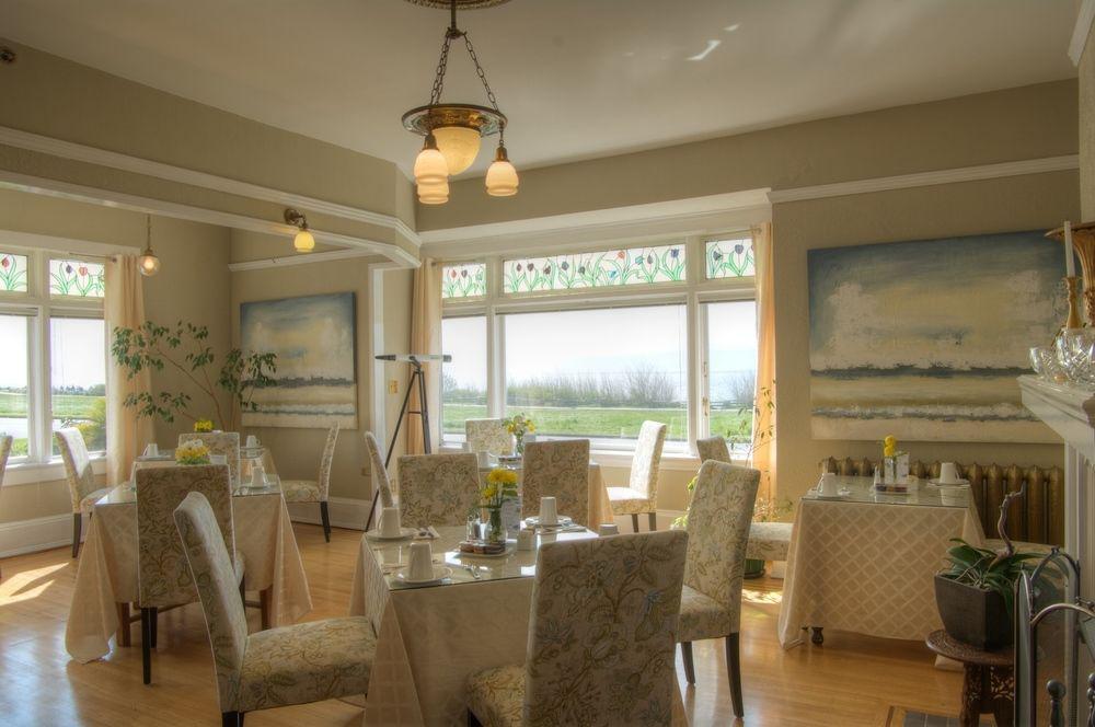 Dashwood Manor Seaside Bed & Breakfast Виктория Экстерьер фото