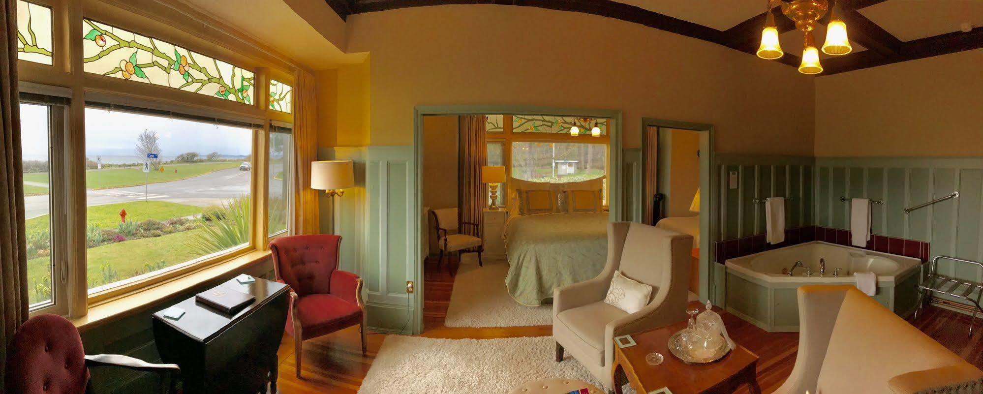 Dashwood Manor Seaside Bed & Breakfast Виктория Экстерьер фото