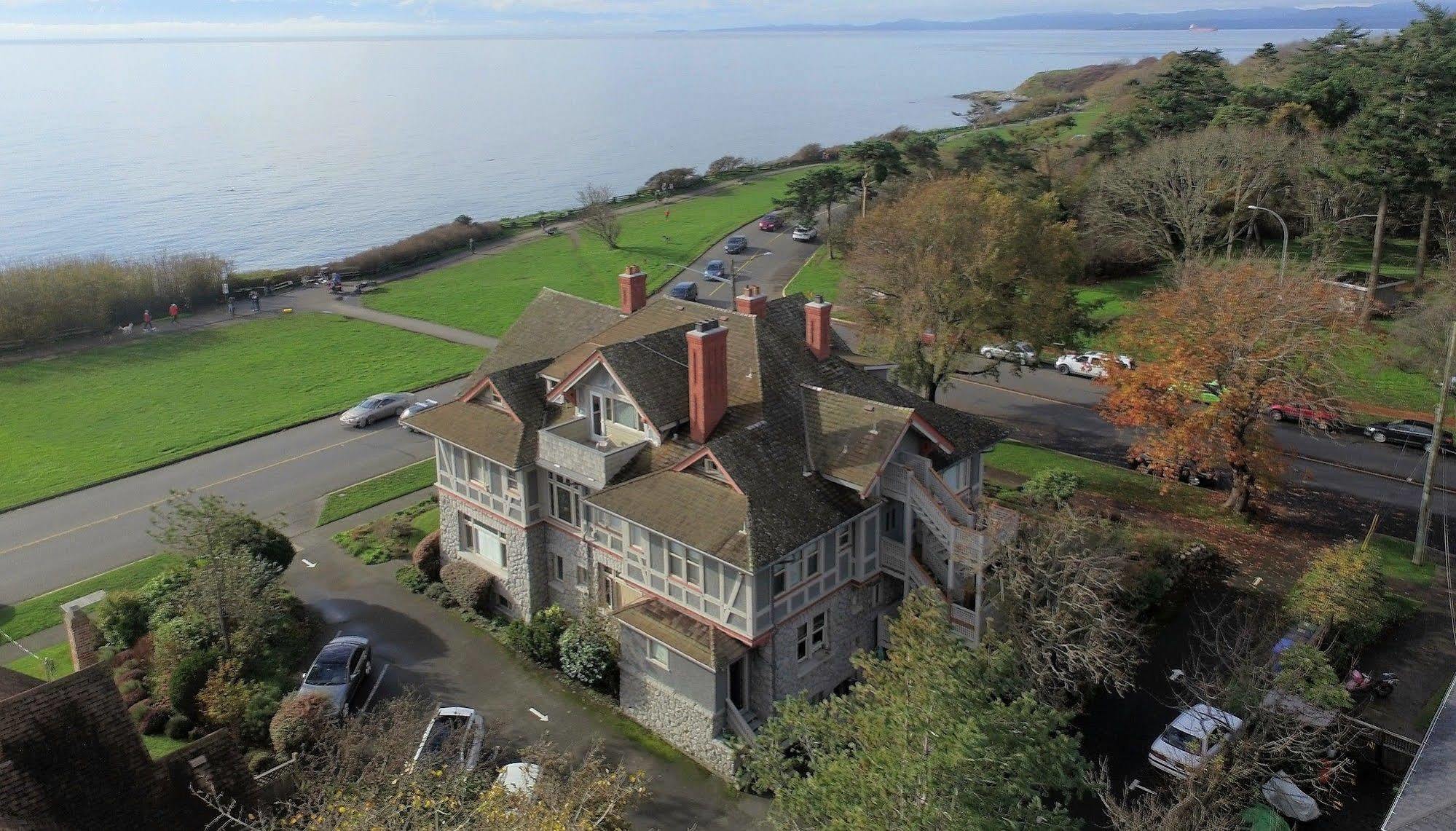 Dashwood Manor Seaside Bed & Breakfast Виктория Экстерьер фото