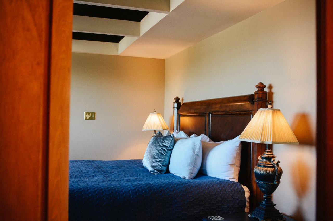 Dashwood Manor Seaside Bed & Breakfast Виктория Экстерьер фото