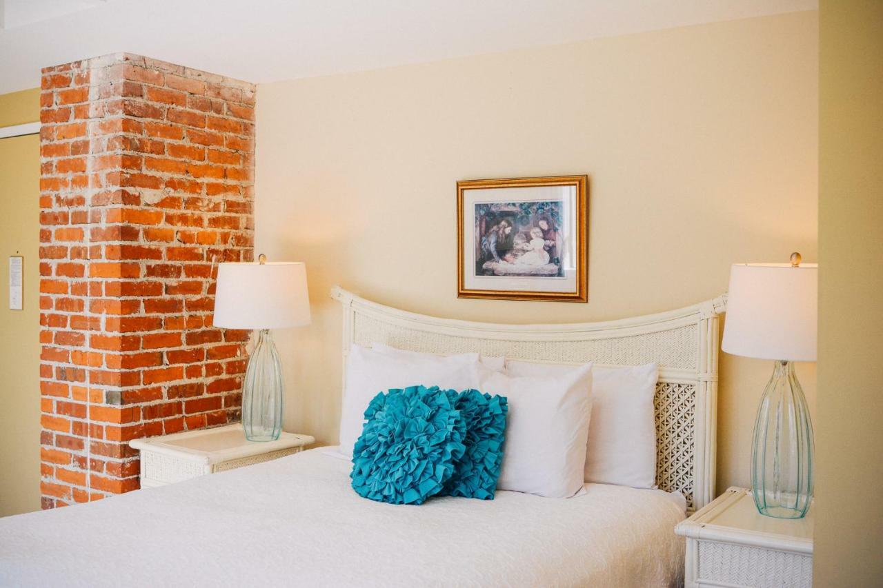 Dashwood Manor Seaside Bed & Breakfast Виктория Экстерьер фото