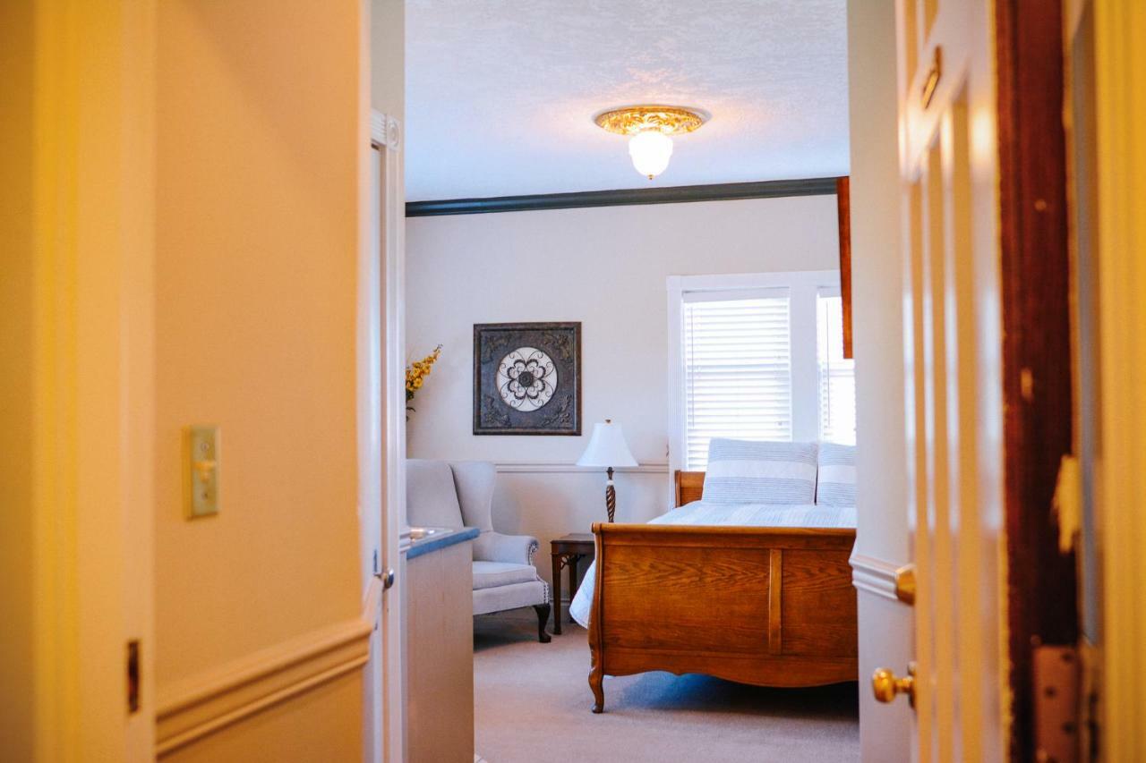 Dashwood Manor Seaside Bed & Breakfast Виктория Экстерьер фото