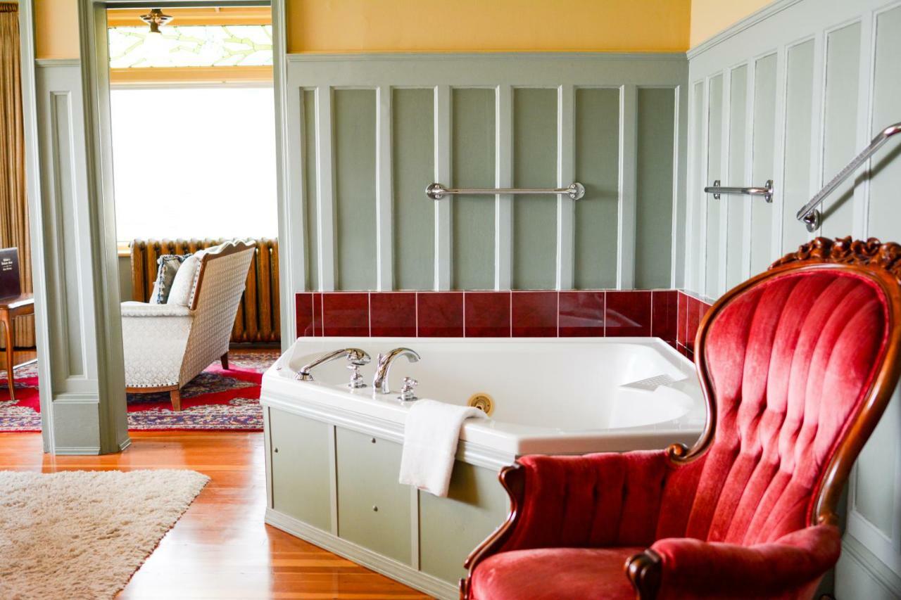 Dashwood Manor Seaside Bed & Breakfast Виктория Экстерьер фото