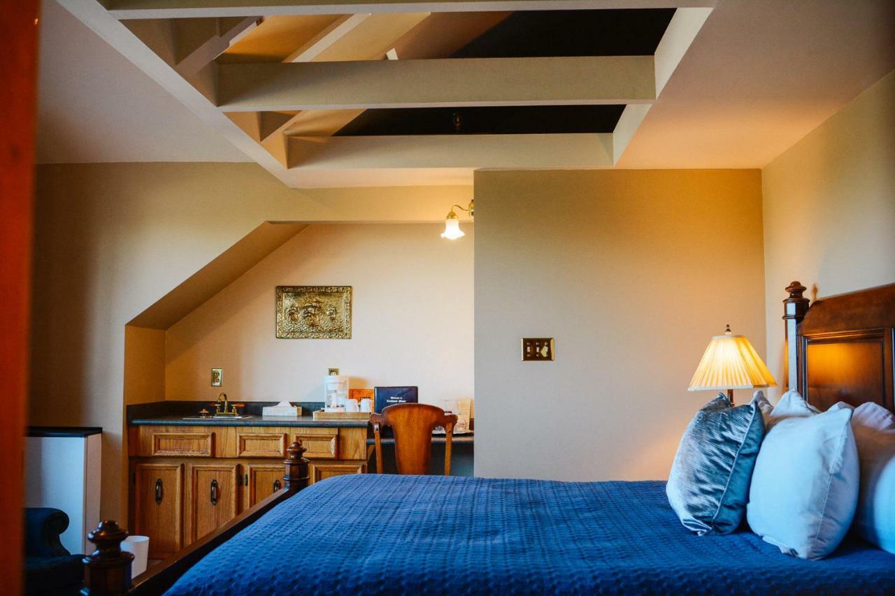 Dashwood Manor Seaside Bed & Breakfast Виктория Экстерьер фото