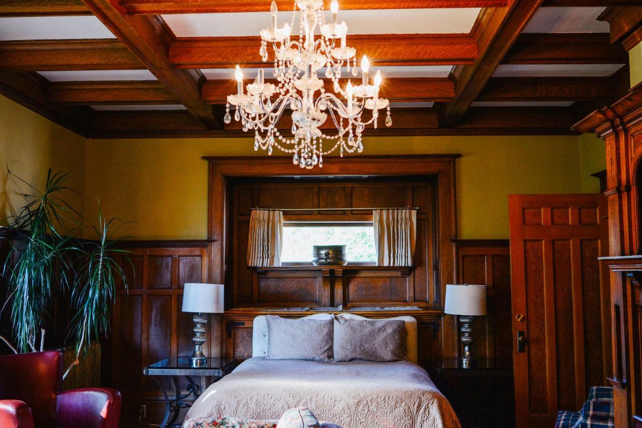 Dashwood Manor Seaside Bed & Breakfast Виктория Экстерьер фото