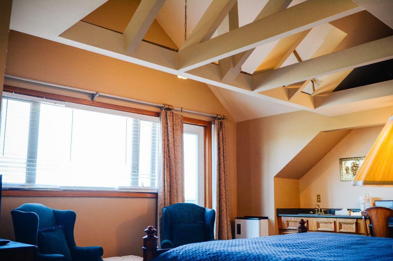 Dashwood Manor Seaside Bed & Breakfast Виктория Экстерьер фото