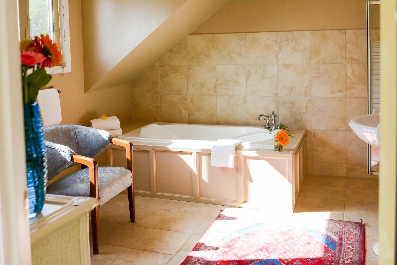 Dashwood Manor Seaside Bed & Breakfast Виктория Экстерьер фото