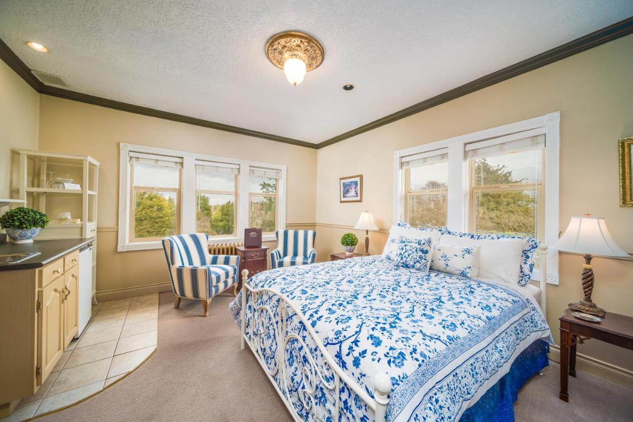 Dashwood Manor Seaside Bed & Breakfast Виктория Экстерьер фото